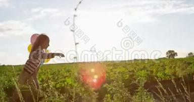 带着气球跑，小女孩在绿野里慢镜头背光